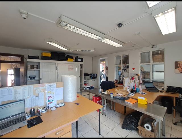 750M² OFFICE FOR SALE IN BRAMLEY